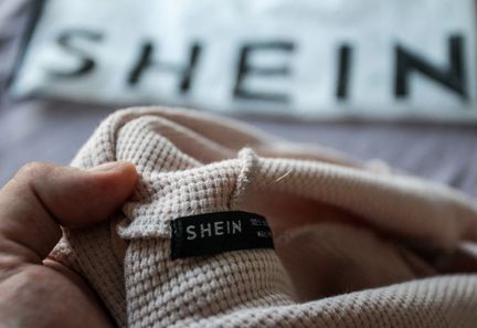 Le Parlement français adopte une loi pour freiner l'ultra fast-fashion, ciblant Temu et Shein