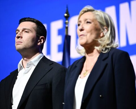 Le Pen et Bardella divisés sur la démission de Darmanin, le RN qualifie la polémique d’« artificielle »