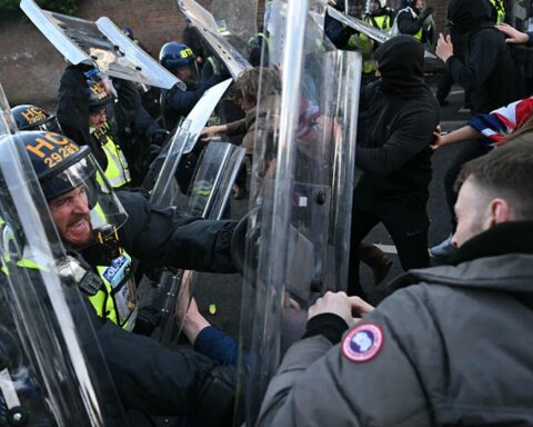 Le Premier ministre britannique condamne les manifestations violentes après le meurtre d'un étudiant menotté par la police
