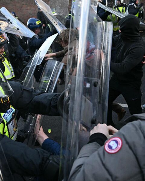 Le Premier ministre britannique condamne les manifestations violentes après le meurtre d'un étudiant menotté par la police