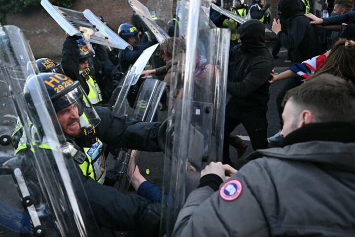 Le Premier ministre britannique condamne les manifestations violentes après le meurtre d'un étudiant menotté par la police