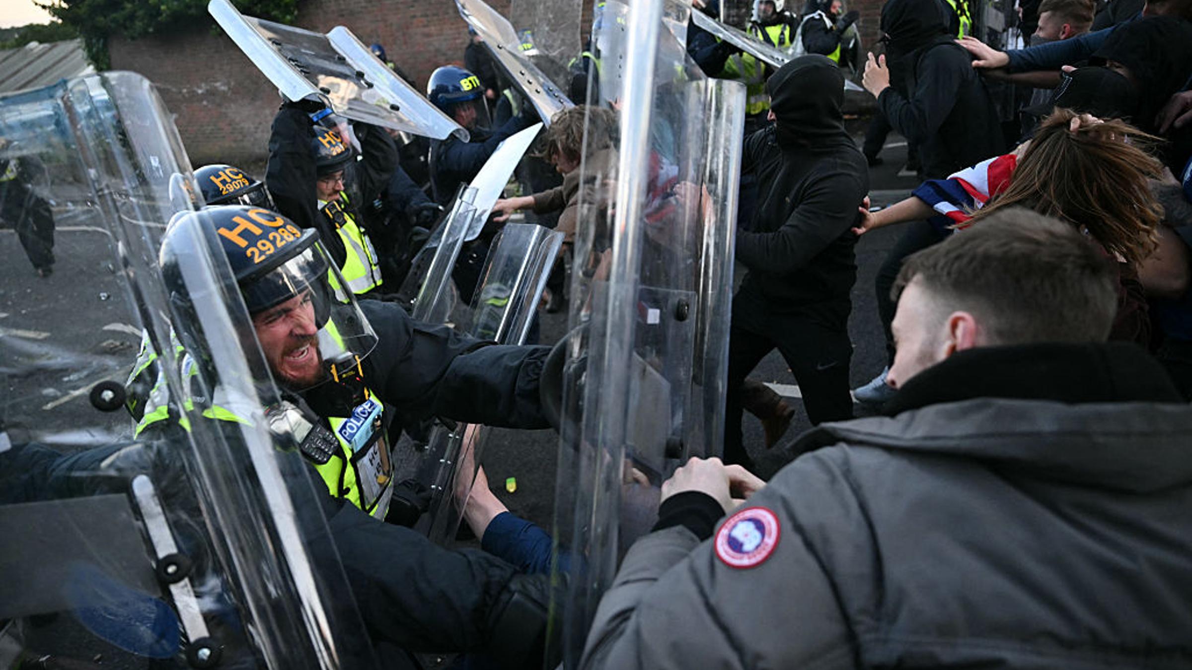Le Premier ministre britannique condamne les manifestations violentes après le meurtre d'un étudiant menotté par la police