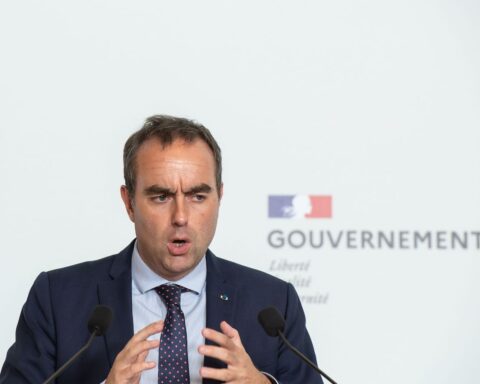 Lecornu avertit : un budget français avant février 2027 est crucial pour éviter un déficit accru