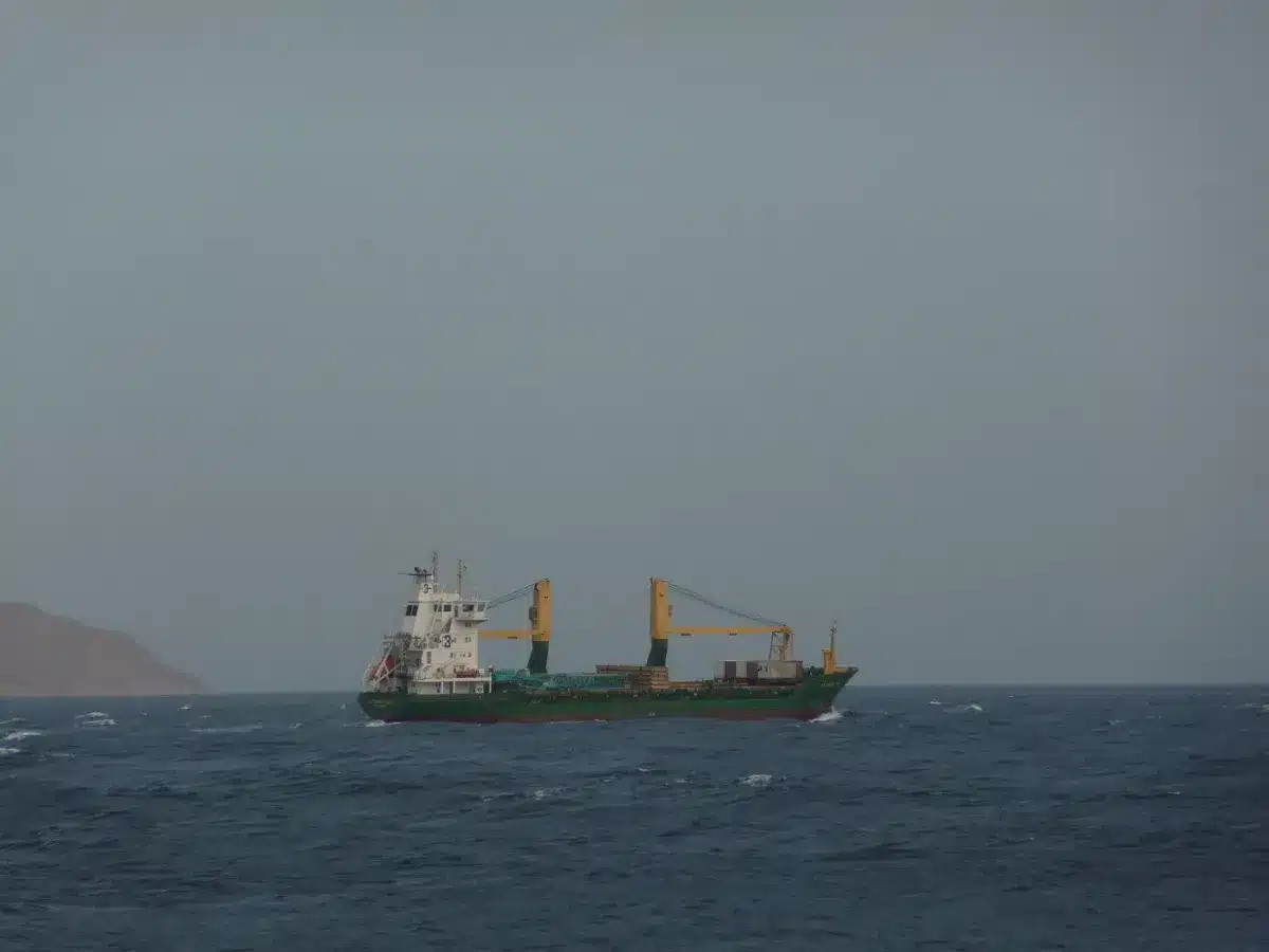 « Les commandants renouent avec la navigation traditionnelle : la marine prévoit d'évacuer 11.000 marins du détroit d'Ormuz »