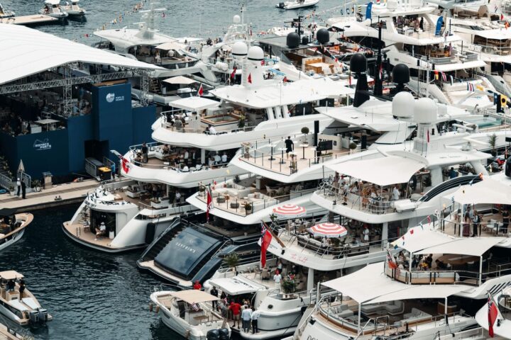 Les ultra-riches responsables de la dégradation environnementale: une étude évalue leur impact à plusieurs milliers de milliards de dollars par an