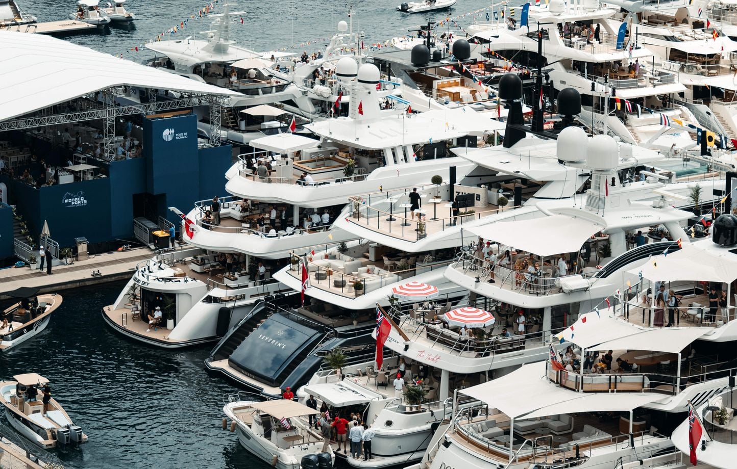 Les ultra-riches responsables de la dégradation environnementale: une étude évalue leur impact à plusieurs milliers de milliards de dollars par an