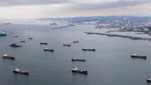 L'Iran frappe un navire dans le détroit d'Hormuz, menaçant de nouvelles perturbations maritimes