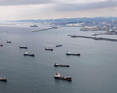 L'Iran frappe un navire dans le détroit d'Hormuz, menaçant de nouvelles perturbations maritimes