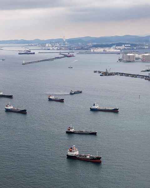 L'Iran frappe un navire dans le détroit d'Hormuz, menaçant de nouvelles perturbations maritimes
