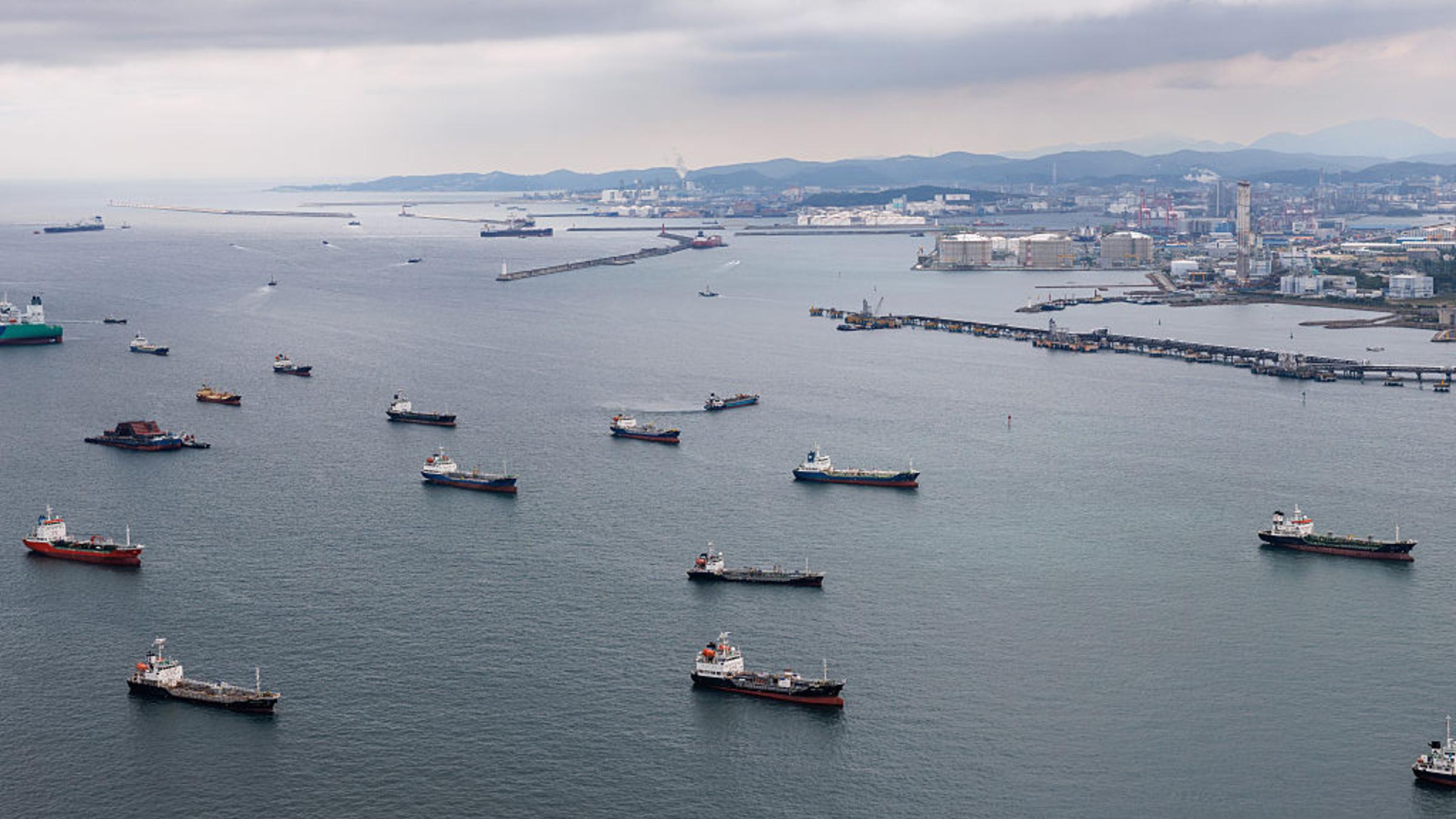 L'Iran frappe un navire dans le détroit d'Hormuz, menaçant de nouvelles perturbations maritimes