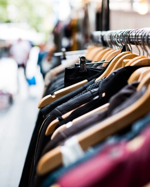 Loi anti-fast fashion : l'écologie utilisée pour stigmatiser les consommateurs jugés responsables