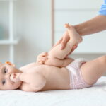 L'ostéopathie pour les nourrissons : une pratique controversée remise en question par les pédiatres