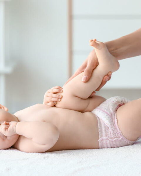 L'ostéopathie pour les nourrissons : une pratique controversée remise en question par les pédiatres
