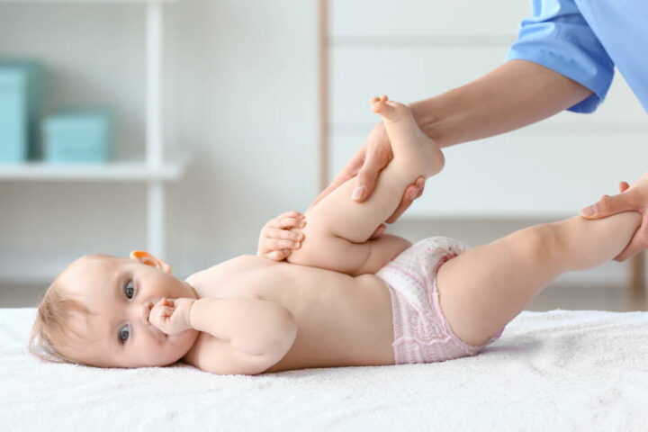 L'ostéopathie pour les nourrissons : une pratique controversée remise en question par les pédiatres