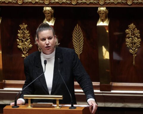Lyhanna : Mathilde Panot appelle à la démission de Gérald Darmanin suite à la mort de la collégienne