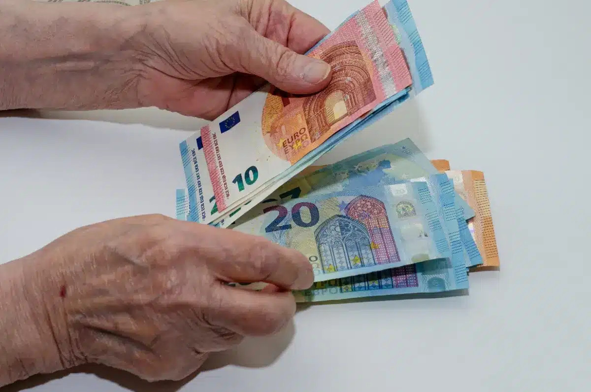 Mauvaise nouvelle pour les retraités en 2026 : les pensions inférieures à ce montant placent leurs bénéficiaires parmi les plus défavorisés selon la DREES.