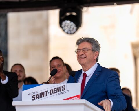 Mélenchon utilise le slogan de l'extrême droite pour renforcer sa position face au RN en 2027