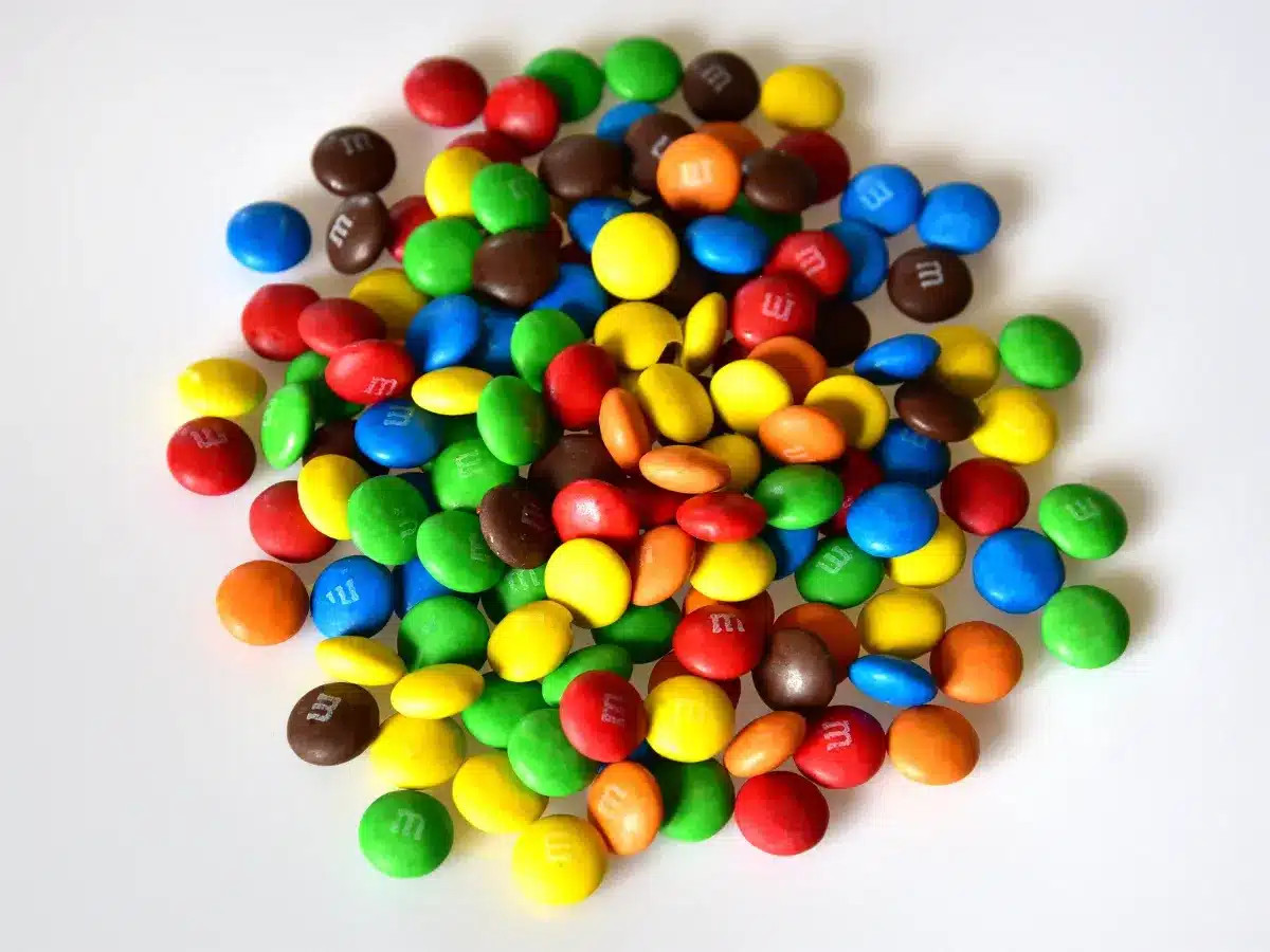 M&M's se sépare de ses colorants artificiels et abandonne deux couleurs emblématiques de votre enfance.