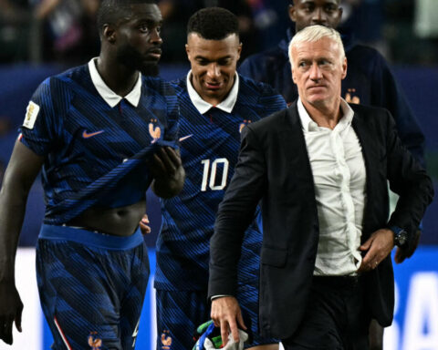 Mondial 2026 : Didier Deschamps revient en France après la perte de sa mère et dénonce la désinformation sexiste lors de la Coupe