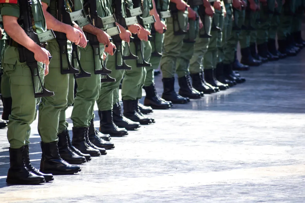 Nés en 2008, ils reçoivent leur convocation pour un an de service militaire obligatoire, avec un salaire au minimum légal.