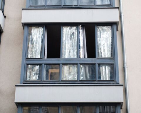 Pétition « pas de volets, pas de loyer » face à la chaleur estivale des logements à Paris