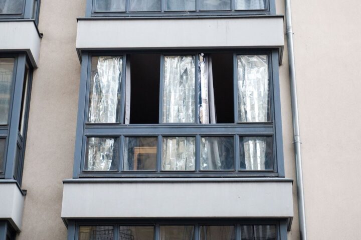 Pétition « pas de volets, pas de loyer » face à la chaleur estivale des logements à Paris