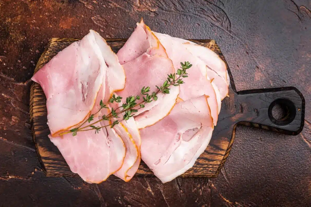 Pourquoi de nombreux consommateurs achètent-ils du jambon de mauvaise qualité sans le réaliser ? 12 additifs différencient deux tranches similaires en rayon.