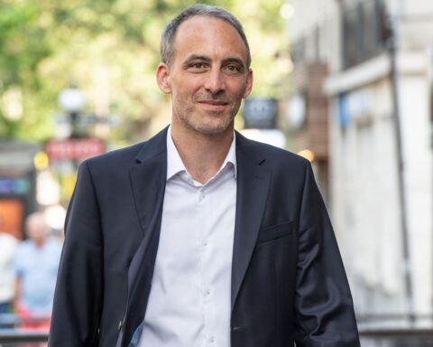 Présidentielle 2027 : les enjeux autour de la candidature de Raphaël Glucksmann se précisent