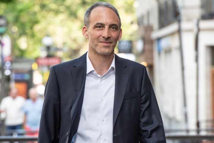 Présidentielle 2027 : les enjeux autour de la candidature de Raphaël Glucksmann se précisent