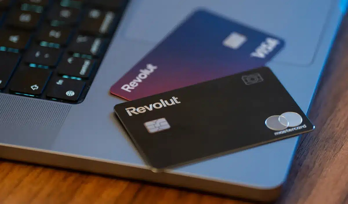 Revolut dévoile une carte bancaire révolutionnaire qui met à mal les banques traditionnelles.