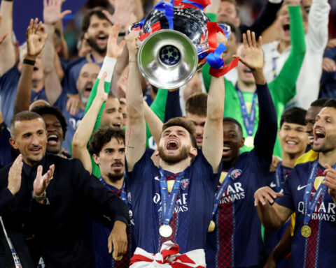 Sacre du PSG : joueur de l'année pour l'UEFA, "Kvaradona" absent au Mondial et au Ballon d'Or. Les Lyonnaises couronnées championnes.