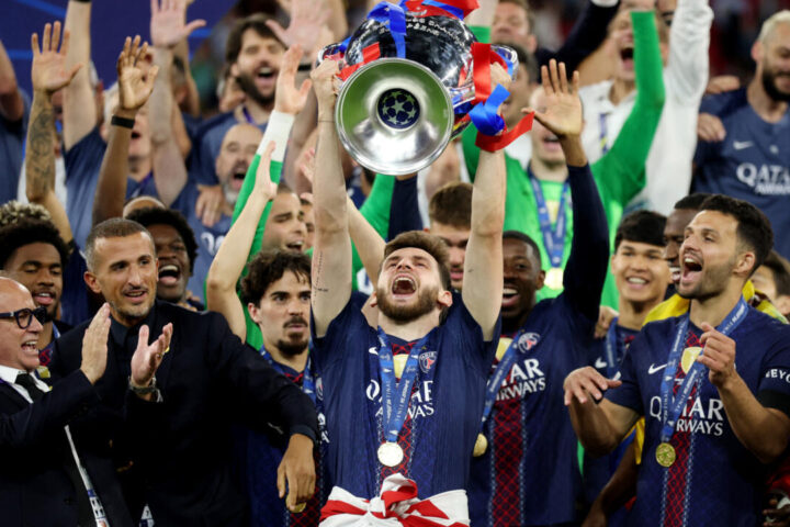 Sacre du PSG : joueur de l'année pour l'UEFA, "Kvaradona" absent au Mondial et au Ballon d'Or. Les Lyonnaises couronnées championnes.