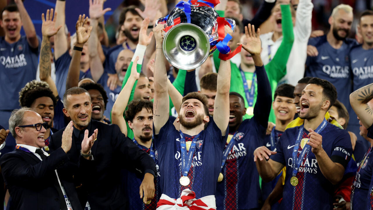 Sacre du PSG : joueur de l'année pour l'UEFA, "Kvaradona" absent au Mondial et au Ballon d'Or. Les Lyonnaises couronnées championnes.