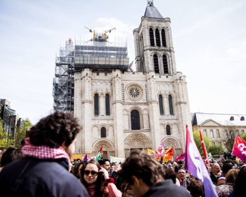 Saint-Denis : la mairie porte plainte après une banderole raciste sur la basilique