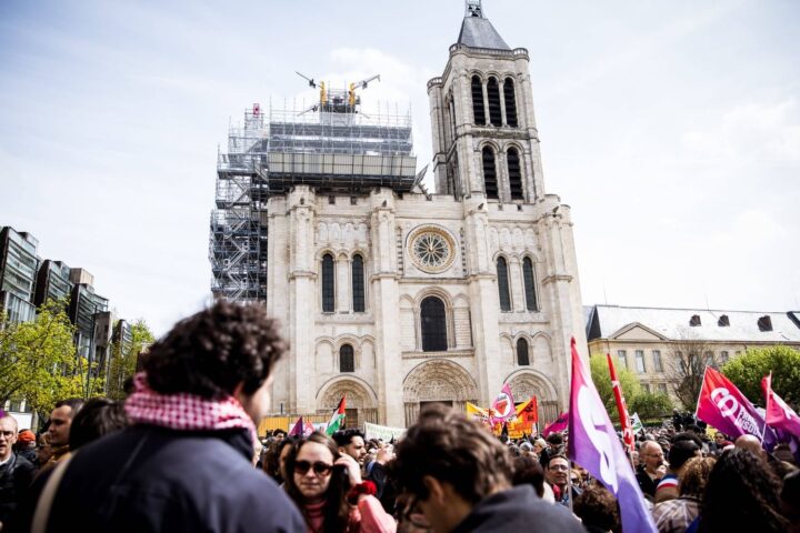 Saint-Denis : la mairie porte plainte après une banderole raciste sur la basilique