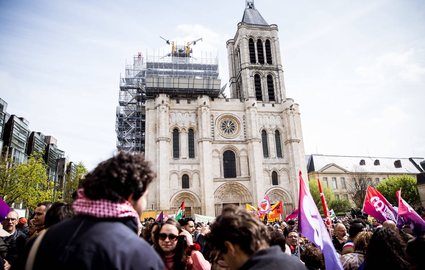 Saint-Denis : la mairie porte plainte après une banderole raciste sur la basilique