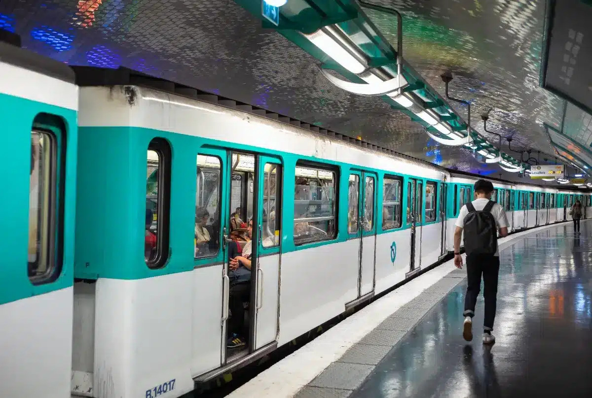 Trajet à 3,35 € : Le paiement par carte bancaire bientôt disponible dans le métro parisien, mais les voyageurs du Navigo contestent un surcoût jugé « injuste ».