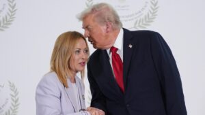 Trump et Meloni en désaccord sur une photo au G7 à Évian-les-Bains