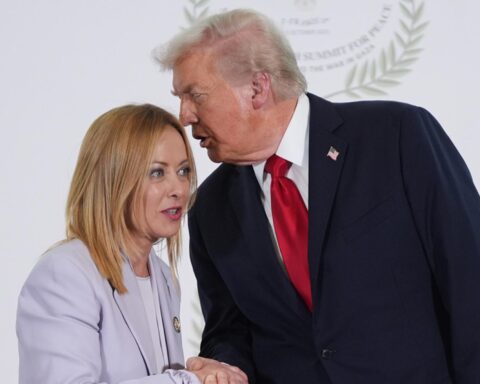Trump et Meloni en désaccord sur une photo au G7 à Évian-les-Bains