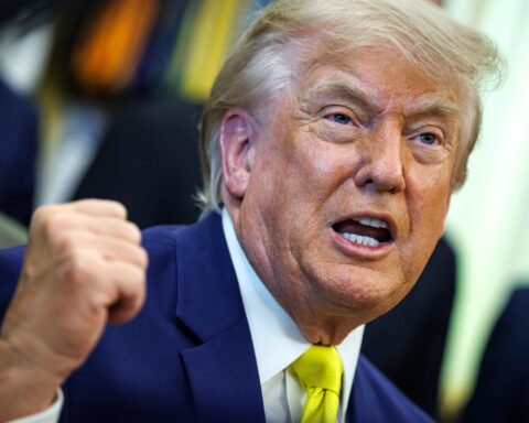 Trump menace de frapper très fort l'Iran, évoque la prise de contrôle des infrastructures pétrolières