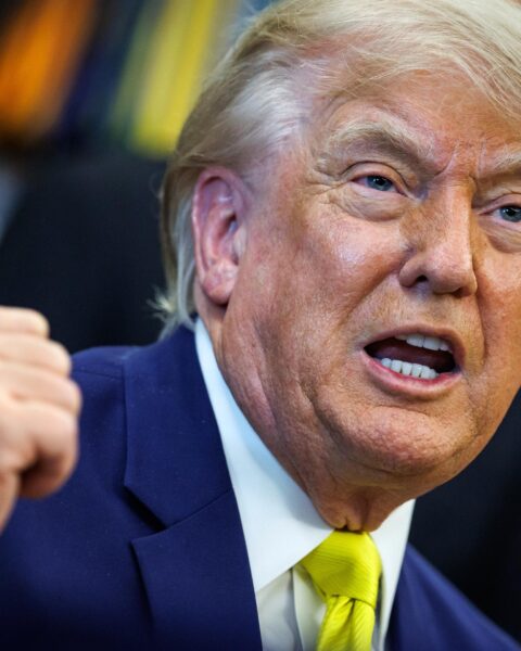 Trump menace de frapper très fort l'Iran, évoque la prise de contrôle des infrastructures pétrolières