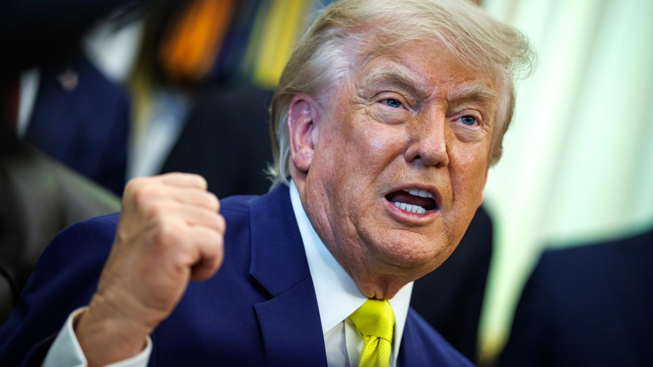 Trump menace de frapper très fort l'Iran, évoque la prise de contrôle des infrastructures pétrolières