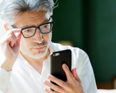Un collyre pour remplacer les lunettes : un simple pas pour la presbytie en Europe ?