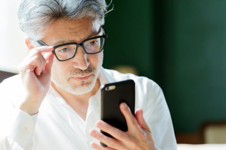 Un collyre pour remplacer les lunettes : un simple pas pour la presbytie en Europe ?