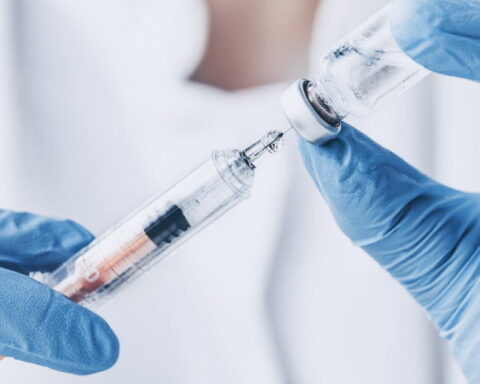 Un vaccin créé par l'IA testé pour la première fois chez l'humain en Grande-Bretagne
