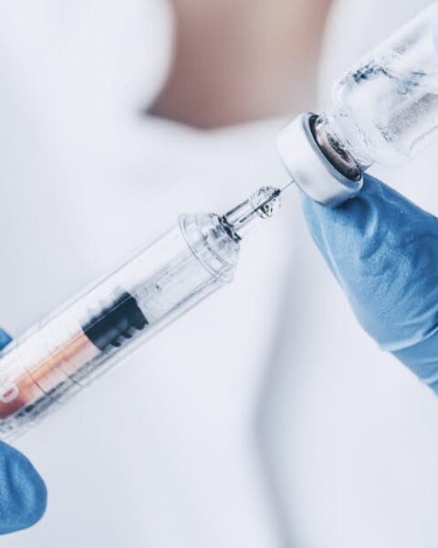 Un vaccin créé par l'IA testé pour la première fois chez l'humain en Grande-Bretagne
