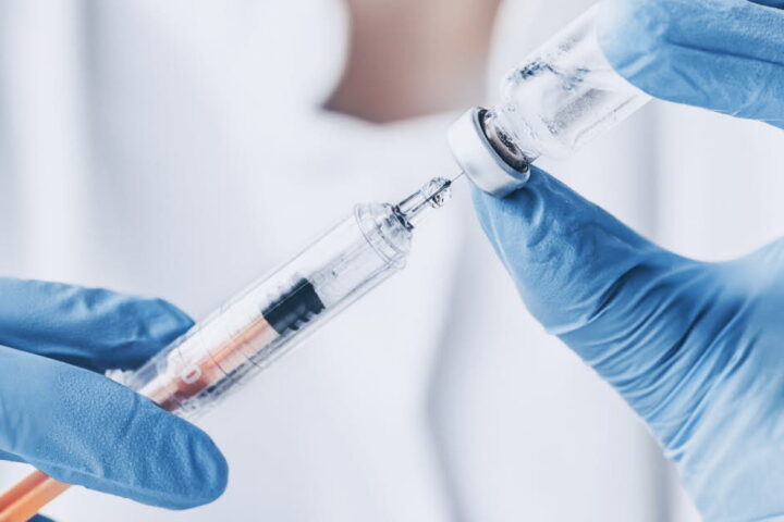 Un vaccin créé par l'IA testé pour la première fois chez l'humain en Grande-Bretagne