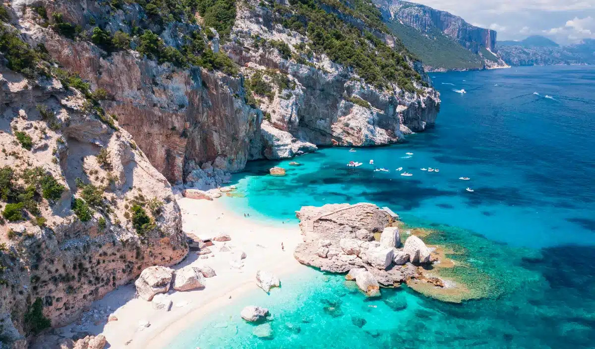 Une plage italienne interdit les parasols et choque les touristes : découvrez les mesures prévues par la loi française pour l'été 2026.