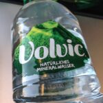 Volvic condamnée pour pratiques commerciales trompeuses, impact significatif sur Danone et sa capitalisation boursière.