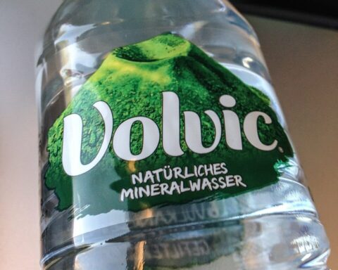 Volvic condamnée pour pratiques commerciales trompeuses, impact significatif sur Danone et sa capitalisation boursière.